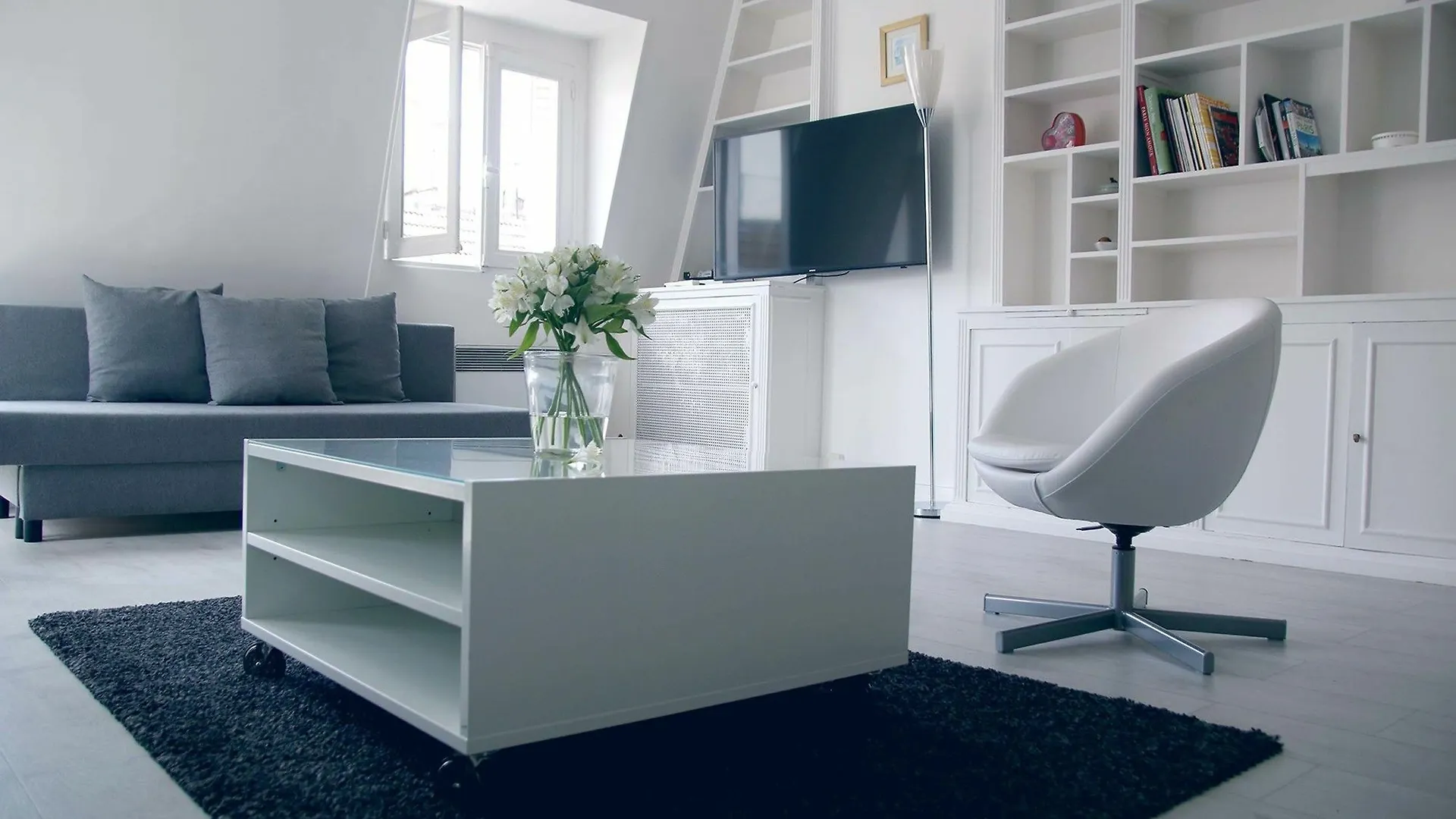 Rue De Ponthieu Central Furnished Apartment Paris